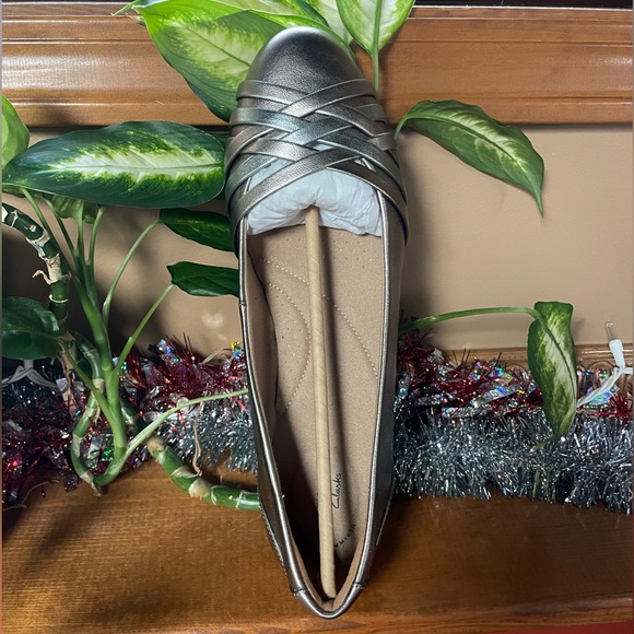 CLARKS SARA CLOVER BALLET FLATS. METALLIC COMBINATION SYNTHETIC UPPER. SIZE 11W - Picture 3 of 11